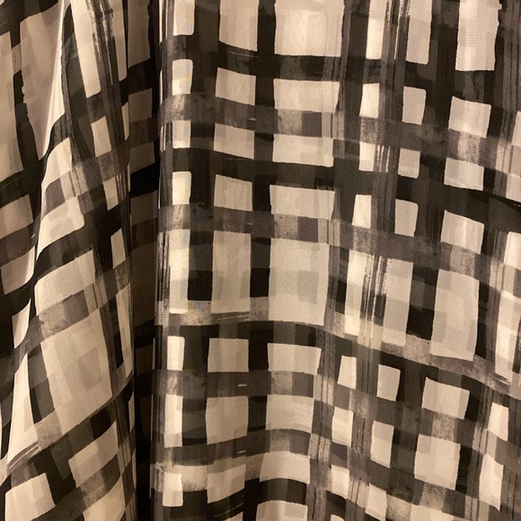 Black and white skirt - Picture 2 of 5